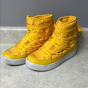 Native brand short boots. Fleece inside and poofy.